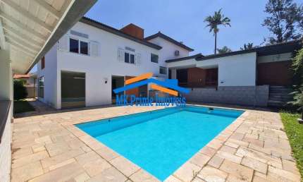Luxuosa Casa em Alphaville 5 c/ 620m² com Piscina e 4 Suítes Amplas