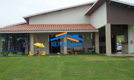 Linda Chácara com 3 Dormitórios, Piscina e Campo de Futebol.