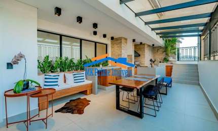 Cobertura Luxuosa com Vista Deslumbrante e Piscina Privativa.