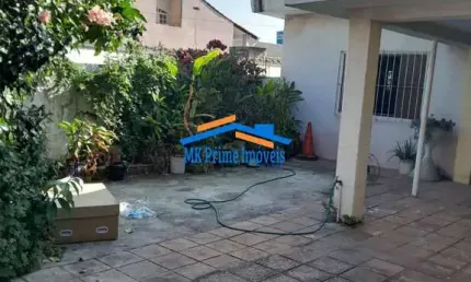 Casa térrea com 3 quartos sendo 1 suíte e 4 vagas de garagem.