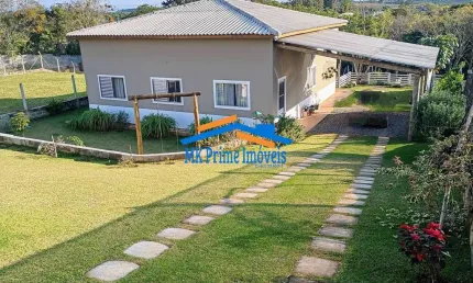 Chácara à Venda com 3 Quartos e Estrutura de Clube.
