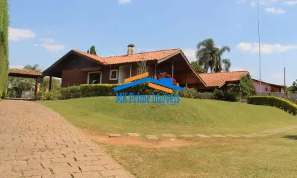 Chácara completa com casa sede, lazer completo e energia solar.