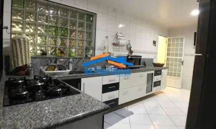 Lindo Sobrado sendo 5 dormitórios e 2 suítes  - Aceita Permuta.