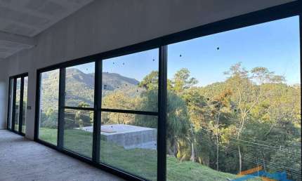 Casa Moderna com Vista Deslumbrante - Condomínio Ecoville - Araçariguama/SP