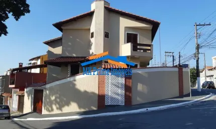 Sobrado Elegante e Moderno: 3 Suítes, Ar Condicionado e Acabamento de Alto.