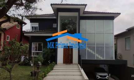 Luxuosa Casa com Piscina Aquecida – 358m² Construídos em Terreno de 450m².