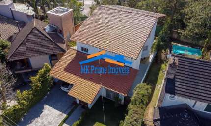 Casa com 500m², 6 Dorms sendo 2 suítes em Condomínio - Aldeia da Serra.