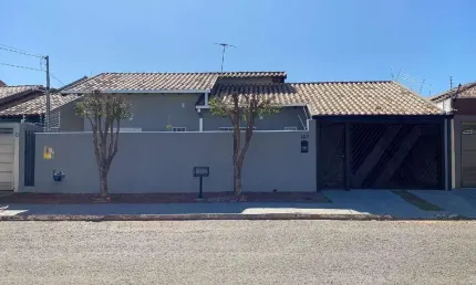 Casa com 3 quartos para alugar na Rua Silvino Dote, Tiradentes, Campo Grande