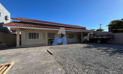Casa com 4 quartos à venda na Rua Anchieta, Ubatuba, São Francisco do Sul