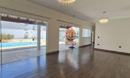 CASA ELEGANTE! 3 suítes, quintal grande com piscina no Residencial Lago da Serra!