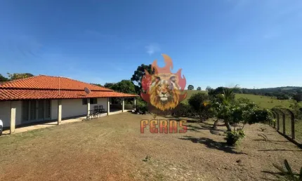 Linda Chácara à Venda com 2 Dormitórios em Sarapuí, SP - 4.000m² com Lago e Horta Privativa!