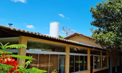 Linda Chácara em Condomínio Fechado, de 3.000m2, com  550m2 de área Construída, com Muito Verde no Vitassay em Boituva