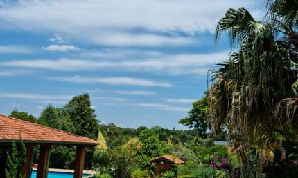 Linda Chácara em Condomínio Fechado, de 1.697m2, com  303m2 de área Construída, com Muito Verde no Vitassay em Boituva