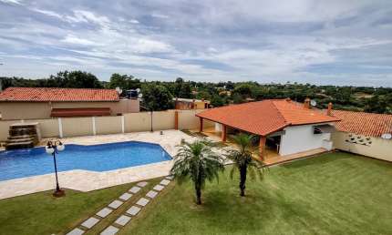 Linda Chácara em Condomínio Fechado, de  1.800m2, com  380m2 de área Construída, com Muito Verde no Vitassay em Boituva