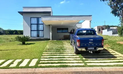 Linda Casa Térrea em Condomínio Fechado Solares Resort com 160m2  de Área Construída em  Boituva - SP.
