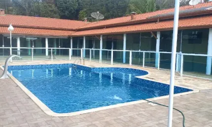 Linda Chácara em Condomínio Fechado, de 1.100m2, com  240m2 de área Construída, com Muito Verde no Vitassay em Boituva - SP.