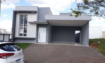 Linda Casa Térrea  em Condomínio Fechado, de  165m2, de área Construída, e Terreno de  250m2,  com Muito Verde no  Condomínio  Flamboyant  em Porto Feliz - SP.
