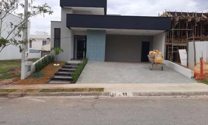 Linda Casa Térrea de 151m²  de área  Construída à venda no excelente Condomínio Fechado Campos de Conde - Sorocaba - SP.