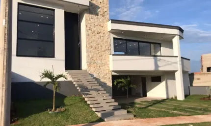 Linda Casa Térrea  em Condomínio Fechado, de  230m2, de área Construída, e Terreno de  379m2,  com Muito Verde no  Condomínio Jardim Europa  em Boituva - SP.