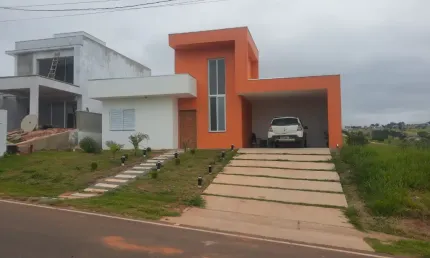 Linda Casa Térrea de 160m²  de área  Construída e Terreno de 420m2 à venda no excelente Condomínio Fechado  Riviera  Santa Cristina- Paranapanema - SP.