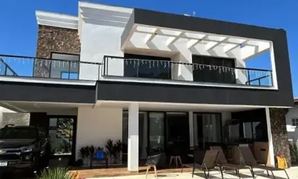 Lindo Sobrado de  330m² de área  Construída  com  Terreno de 450m2, à venda no excelente Condomínio Fechado  Riviera  Santa Cristina- Paranapanema - SP.