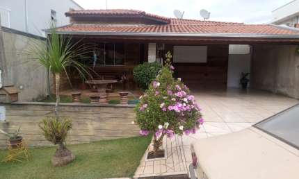 Linda Casa Térrea  de  220m²  de área Construída, e  Terreno de  250m2à venda no excelente  Condomínio  Jardim Sartorelli  em Iperó- SP.