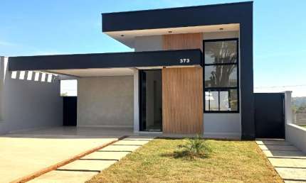 Linda Casa Térrea em Condomínio Fechado Solares Resort com 198m2  de Área Construída e Terreno de 420m2,  em  Boituva - SP.