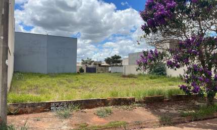 Lindo Terreno de 500m2, com 20x25m2  no Bairro Primavera, em Boituva - SP.
