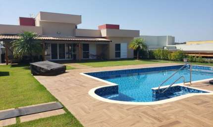 Linda Casa Térrea de 330m²  de Área Construída, e Terreno de 1.000m², com Muito Verde no Condomínio Portal dos Lagos  em Boituva - SP.