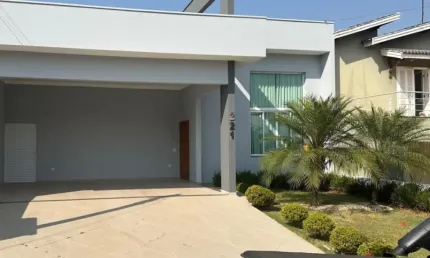 Linda Casa Térrea de 190m², de Área Construída, e Terreno de 250m², com Muito Verde no Condomínio Portal dos Pássaros em Boituva - SP.