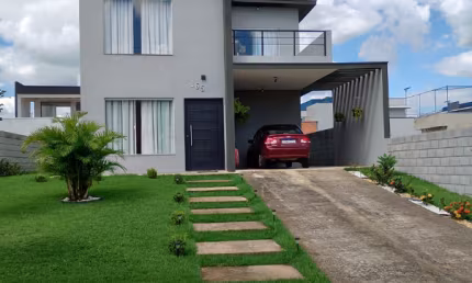 Lindo Sobrado de 208m2, e Terreno 420m2, em Condomínio Fechado Solares Resort em Boituva- SP.