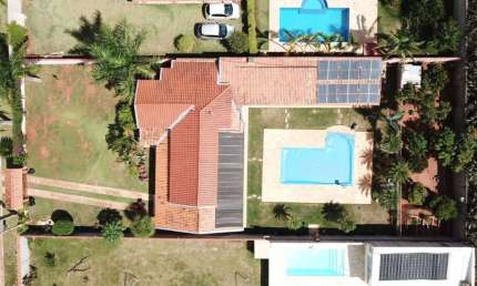 Linda Chácara em Condomínio Fechado Nova Rheata, de 1.000m2, com  250m2 de área Construída, com Muito Verde  em Boituva - SP.