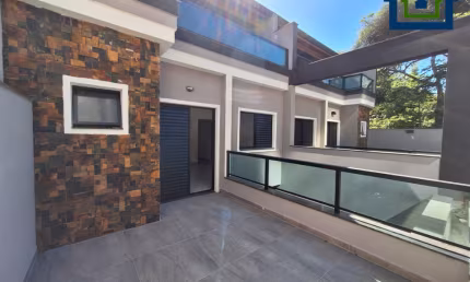 Lindo Sobrado de 210m2, de Área Construída, e Terreno de 210m2, com 03 dormitório Sendo 03 Suítes,  no  Bairro Jardim  - Santo André - SP