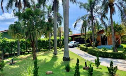 Linda Chácara em Condomínio Fechado Vitassay, de 1.697m2,  de Terreno com  303m2 de área Construída, com Muito Verde  em Boituva - SP.