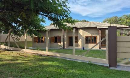 Linda Chácara em Condomínio Fechado Vitassay, de 1.697m2,  de Terreno com  230m2 de área Construída, com Muito Verde  em Boituva - SP.