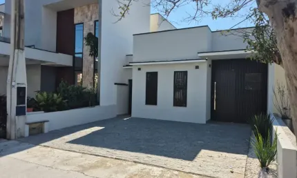 Linda Casa Térrea de 100m²  de Área Construída e Terreno de 150m2, à venda no excelente Condomínio Fechado  Horto Florestal l em  Sorocaba - SP.