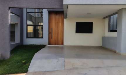 Linda Casa Térrea de 106m²  de Área Construída e Terreno de 154m2, à venda no excelente Condomínio Fechado  Horto Florestal Villagio  em  Sorocaba - SP.