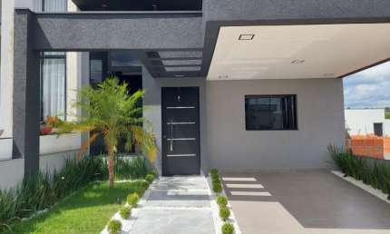 Linda Casa Térrea de 120m² de Área Construída e Terreno de 150m², à venda no excelente Condomínio Fechado Horto Florestal Villagio em Sorocaba - SP.
