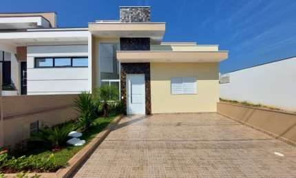 Linda Casa Térrea de 110m² de Área Construída e Terreno de 150m², à venda no excelente Condomínio Fechado Horto Florestal Villagio em Sorocaba - SP.