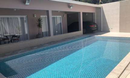 Linda Casa Térrea  com 250m2 de Área Construída  e Terreno de 409m2, á venda, 03 dormitório sendo 03 Suítes, Sala 02Ambientes, Cozinha Planejada, 04 Vagas no Canto do Forte - Praia Grande - SP