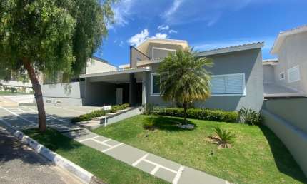 Linda Casa Térrea de 180m² de Área Construída e 300m² de Área Total, à venda no excelente Condomínio Esplanada em Votorantim - SP
