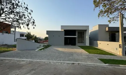 Linda Casa Térrea em Condomínio Fechado Bosques Junqueira com 232m² de Área Construída  e Terreno de 450m2 em Tatuí - SP