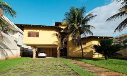 Casa de condomínio sobrado á venda tem 500m² com 05 Dormitórios.