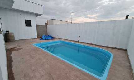 Linda Casa Térrea com 112m2, 03 Dormitórios sendo 01 Suíte, Piscina, Valor 698.Mil.