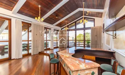 Casa de Alto Padrão no Centro de São José dos Pinhais – 460m², 4 suítes, salão de festas, terreno de 1.277m²