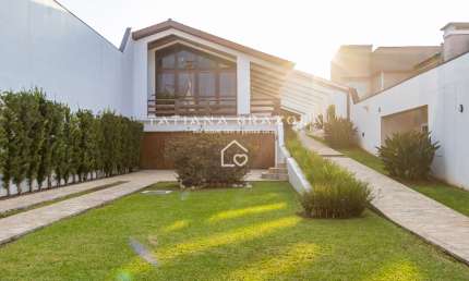 Casa de Alto Padrão no Centro de São José dos Pinhais – 460m², 4 suítes, salão de festas, terreno de 1.277m²