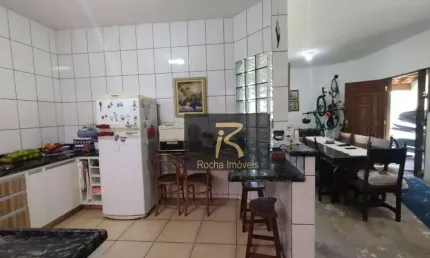 Excelente casa com 3 Dormitórios sendo 2 suítes ,cozinha americana , sala ampla , 400 mts da praia  R$ 400.000.00