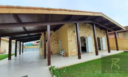 Oportunidade casa com 4 suítes com  área gourmet com piscina e quadra de tênis amplo espaço para sua família.