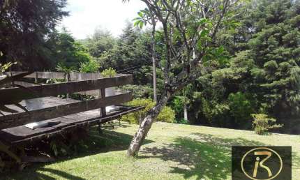 Casa Maravilhosa, com 03 dormitórios, sendo 01 suíte,05 banheiros, garagem para 06 carros, piscina, churrasqueira, área de serviço. cozinha, deposito,