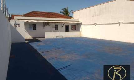 Casa dos sonhos! Espaçosa e perfeita para sua família!  Apresentamos esta incrível residência com 5 quartos, sendo 2 suítes, ideal para quem busca con